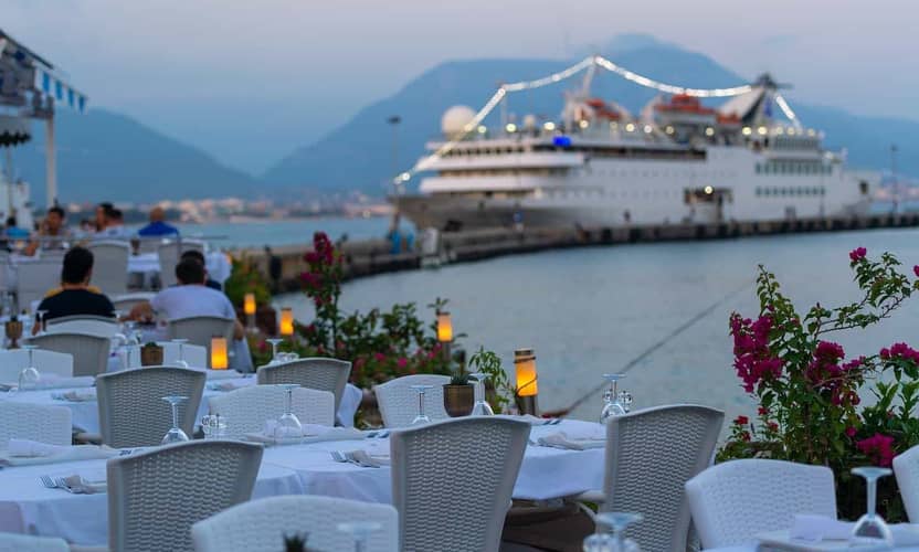 Comer en el puerto de Alanya junto a la Torre Roja con traslado 2