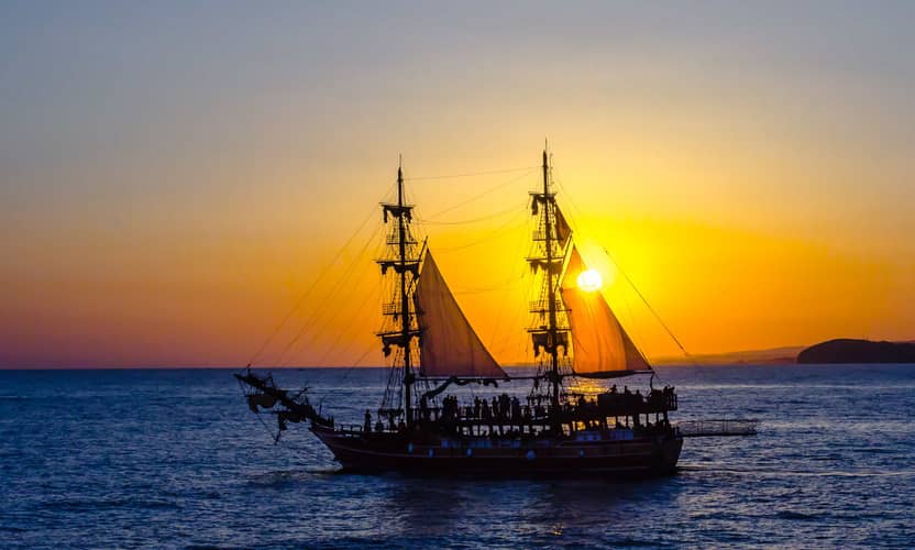 Alanya Luxury Sunset Boat Tour – Dinner, Transfer & Drinks 2