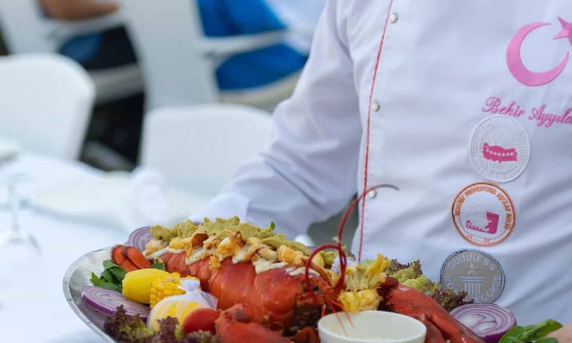 Comer en el puerto de Alanya junto a la Torre Roja con traslado 3
